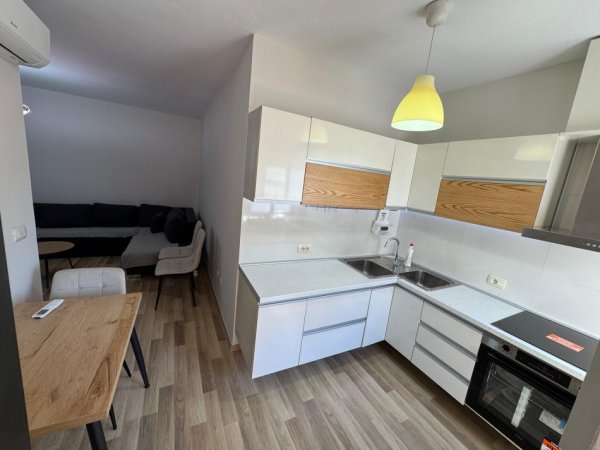 Tirane, jepet me qera apartament 1+1+Ballkon Kati 10, 70 m² 650 € (Komuna Parisit)