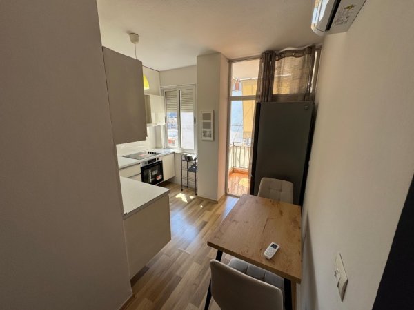 Tirane, jepet me qera apartament 1+1+Ballkon Kati 10, 70 m² 650 € (Komuna Parisit)