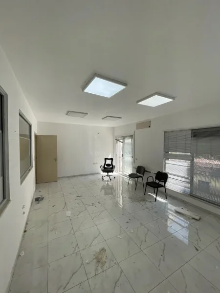 Tirane, jepet me qera zyre Kati 1, 140 m² 1.200 € (Rruga e kavajes)