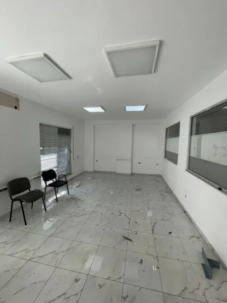 Tirane, jepet me qera zyre Kati 1, 140 m² 1.200 € (Rruga e kavajes)