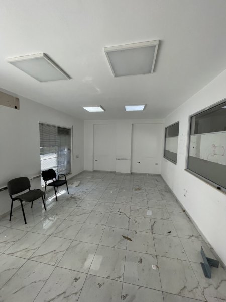Tirane, jepet me qera zyre Kati 1, 140 m² 1.200 € (Rruga e kavajes)