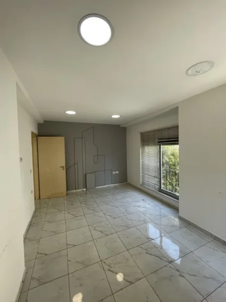 Tirane, jepet me qera zyre Kati 1, 140 m² 1.200 € (Rruga e kavajes)