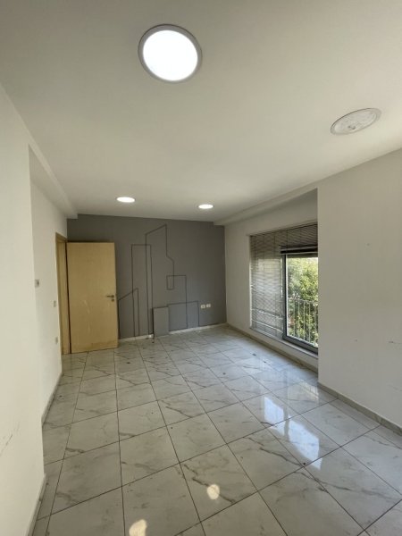Tirane, jepet me qera zyre Kati 1, 140 m² 1.200 € (Rruga e kavajes)