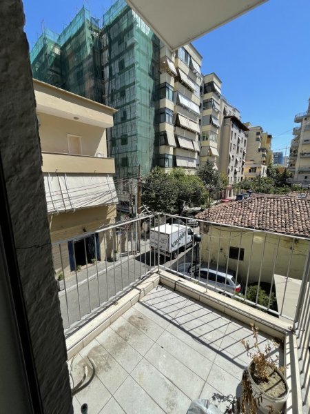 Tirane, jepet me qera zyre Kati 1, 140 m² 1.200 € (Rruga e kavajes)