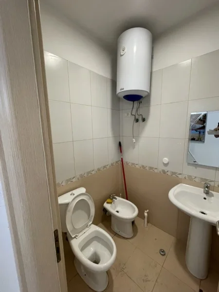 Tirane, jepet me qera zyre Kati 1, 140 m² 1.200 € (Rruga e kavajes)