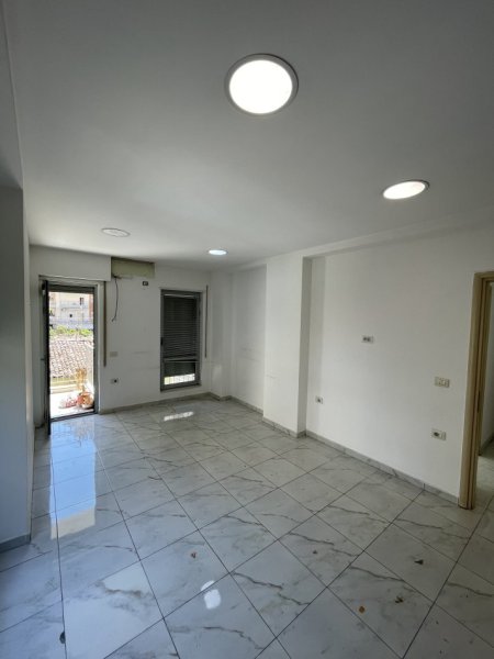 Tirane, jepet me qera zyre Kati 1, 140 m² 1.200 € (Rruga e kavajes)