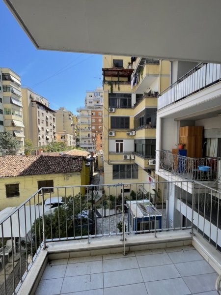 Tirane, jepet me qera zyre Kati 1, 140 m² 1.200 € (Rruga e kavajes)