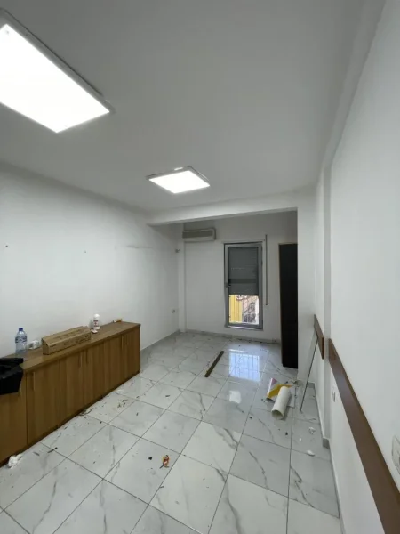 Tirane, jepet me qera zyre Kati 1, 140 m² 1.200 € (Rruga e kavajes)