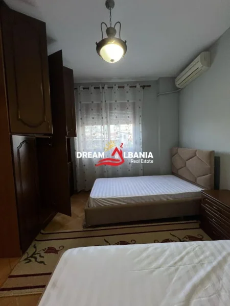 Tirane, jepet me qera apartament 3+1 Kati 2, 105 m² 750 € (ne zonen e Komunes se Parisit, prane Kika 1)