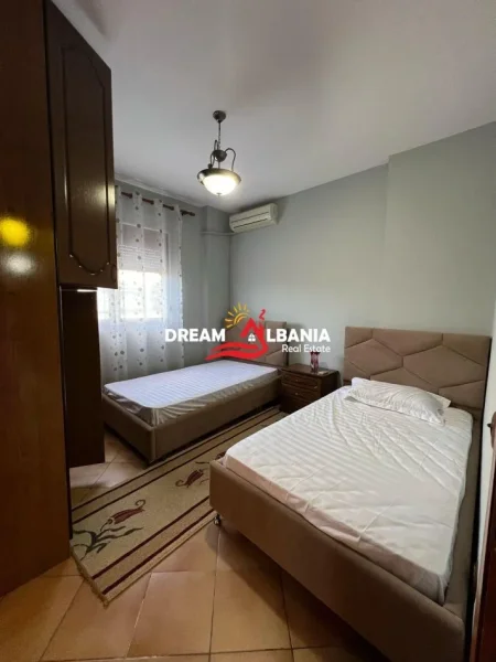 Tirane, jepet me qera apartament 3+1 Kati 2, 105 m² 750 € (ne zonen e Komunes se Parisit, prane Kika 1)