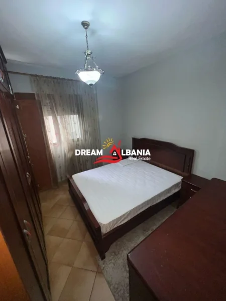 Tirane, jepet me qera apartament 3+1 Kati 2, 105 m² 750 € (ne zonen e Komunes se Parisit, prane Kika 1)