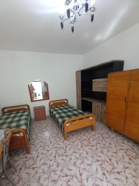 Tirane, jepet me qera Vile 2+1 Kati 1, 80 m² (100 m posht Burgut 313,Stacioni Trenit)