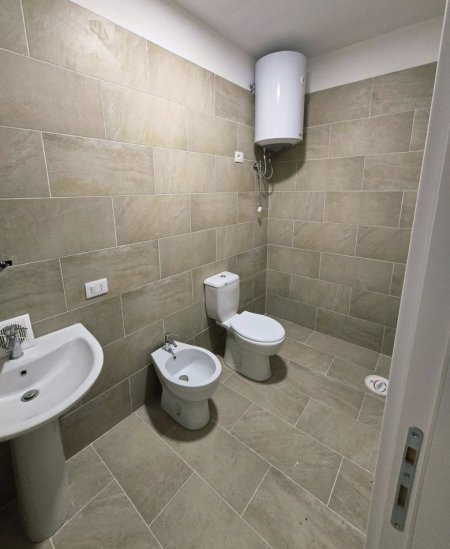 Tirane, jepet me qera ambjent biznesi Kati 0, 70 m² 800 € (RRUGA DIBRES)