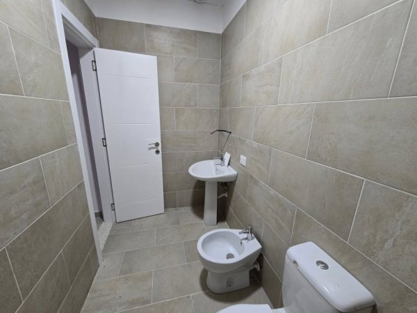 Tirane, jepet me qera ambjent biznesi Kati 0, 70 m² 800 € (RRUGA DIBRES)