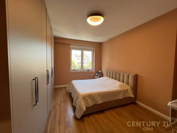 Tirane, jepet me qera apartament 2+1 Kati 5, 105 m² 1.300 € (Rr. Barrikadave)