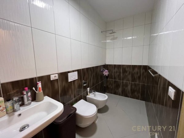 Tirane, jepet me qera apartament 2+1 Kati 5, 105 m² 1.300 € (Rr. Barrikadave)