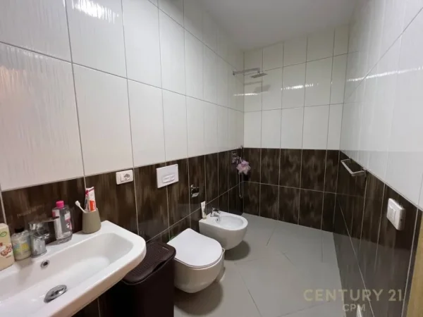 Tirane, jepet me qera apartament 2+1 Kati 5, 105 m² 1.300 € (Rr. Barrikadave)