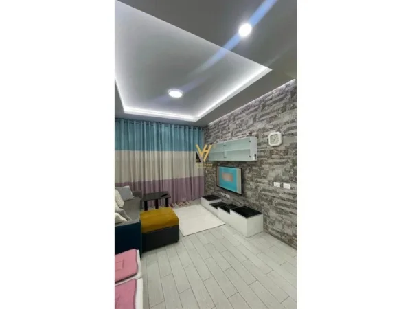 Tirane, jepet me qera apartament 1+1+Ballkon Kati 2, 70 m² 650 € (KOMUNA E PARISIT)