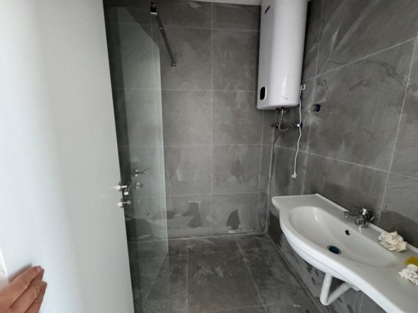Tirane, jepet me qera ambjent biznesi Kati 9, 146 m² 1.500 € (Rezidenca Lake View, Liqeni Artificial)