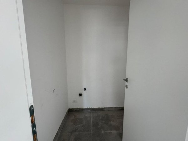 Tirane, jepet me qera ambjent biznesi Kati 9, 146 m² 1.500 € (Rezidenca Lake View, Liqeni Artificial)
