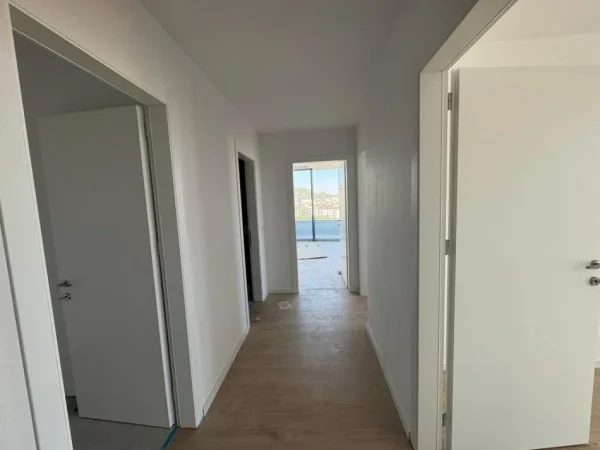 Tirane, jepet me qera ambjent biznesi Kati 12, 138 m² 1.500 € (Rezidenca Lake View, Liqeni Artificial)