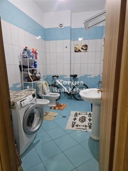 Tirane, jepet me qera apartament 3+1 Kati 2, 138 m² 500 € (Vilat Gjermane)