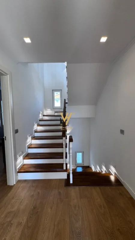 Tirane, jepet me qera Vile 3 Katshe Kati 0, 255 m² 1.800 € (FARKE)