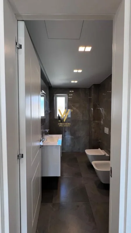 Tirane, jepet me qera Vile 3 Katshe Kati 0, 255 m² 1.800 € (FARKE)