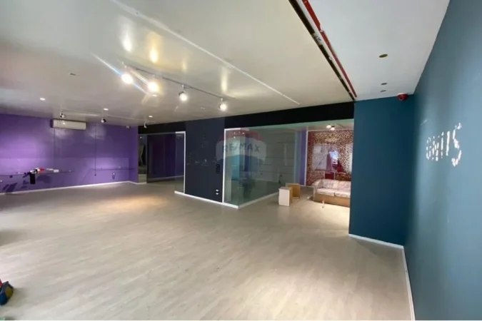 Tirane, jepet me qera ambjent biznesi Kati 0, 100 m² 1.000 € 