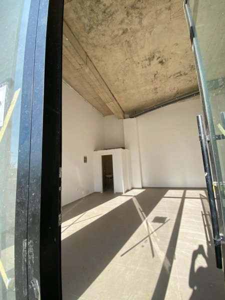 Tirane, jepet me qera dyqan Kati 0, 60 m² 900 € (Bulevardi i Ri)