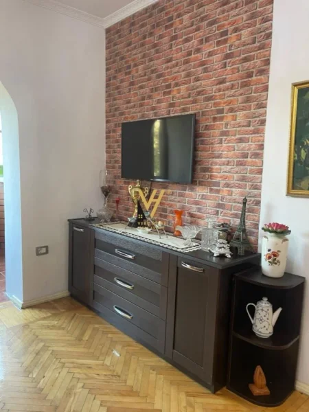 Tirane, jepet me qera apartament 1+1+Ballkon Kati 3, 63 m² 600 € (MYSLYM SHYRI)