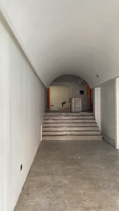 Tirane, jepet me qera dyqan Kati 0, 70 m² 2.500 € (BLLOK)