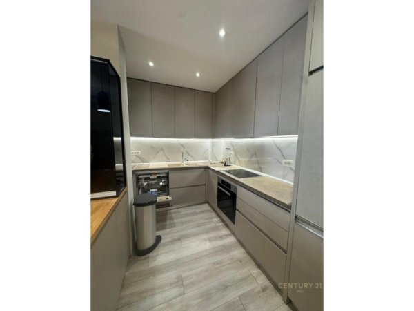 Tirane, jepet me qera apartament 3+1+Aneks+Ballkon Kati 3, 113 m² 900 € (Komuna e Parisit)