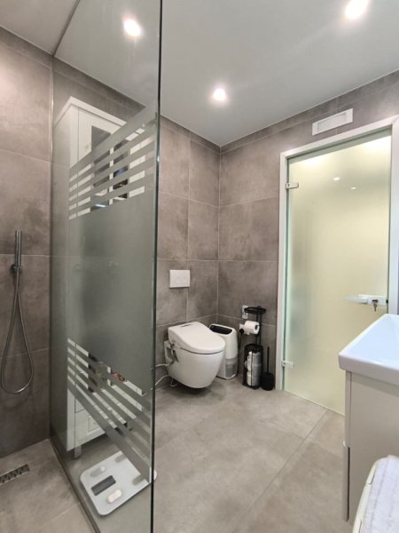 Tirane, jepet me qera apartament 2+1+Ballkon Kati 3, 100 m² 1.100 € (Rruga Vaso Pasha)