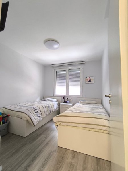Tirane, jepet me qera apartament 2+1+Ballkon Kati 3, 100 m² 1.100 € (Rruga Vaso Pasha)