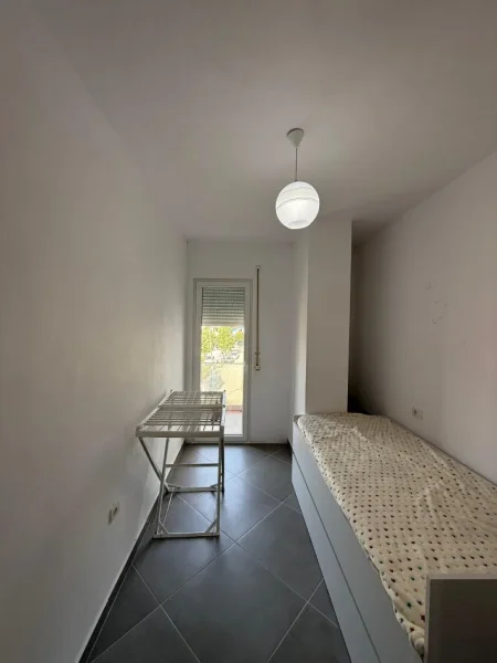 Tirane, jepet me qera apartament 2+1 Kati 4, 115 m² 580 € (Ali Dem)