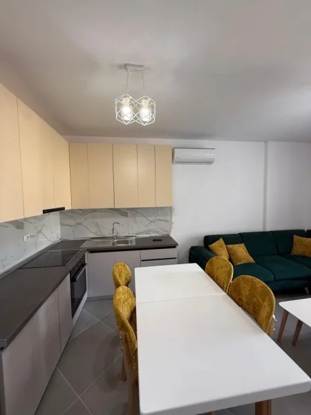 Tirane, jepet me qera apartament 2+1 Kati 4, 115 m² 580 € (Ali Dem)