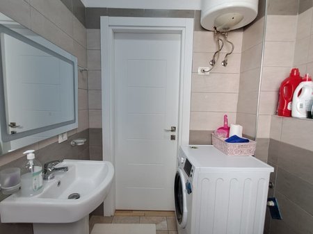 Tirane, jepet me qera apartament 2+1+2+Ballkon Kati 1, 85 m² 700 € (Don Bosko)