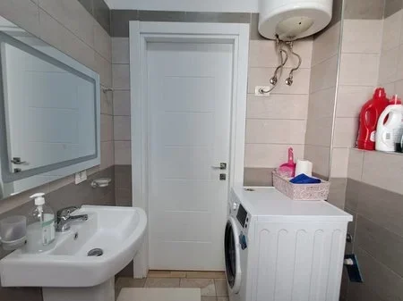 Tirane, jepet me qera apartament 2+1+2+Ballkon Kati 1, 85 m² 700 € (Don Bosko)