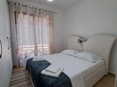 Tirane, jepet me qera apartament 2+1+2+Ballkon Kati 1, 85 m² 700 € (Don Bosko)
