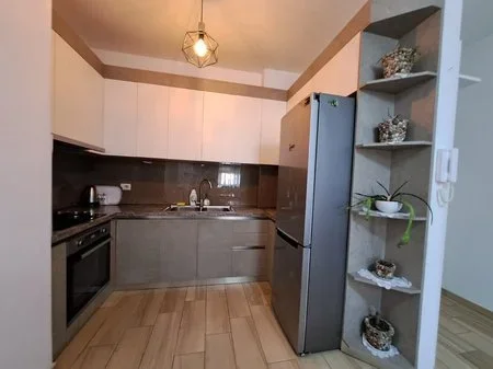 Tirane, jepet me qera apartament 2+1+2+Ballkon Kati 1, 85 m² 700 € (Don Bosko)
