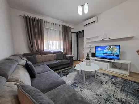 Tirane, jepet me qera apartament 2+1+2+Ballkon Kati 1, 85 m² 700 € (Don Bosko)