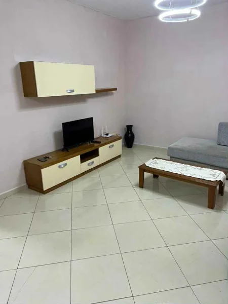 Tirane, jepet me qera apartament 1+1+Ballkon Kati 7, 70 m² 400 € (AFER BAR ARTISTI ASTIR)