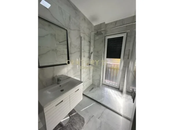 Tirane, jepet me qera apartament 2+1 Kati 2, 96 m² 1.300 € (Pazari Ri)