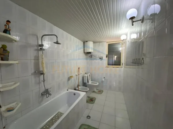 Tirane, jepet me qera apartament 2+1 Kati 1, 157 m² 500 € (Ish Tregu Elektrik, Tiranë)