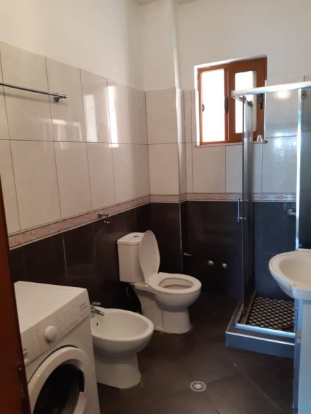 Tirane, jepet me qera apartament 2+1+Ballkon Kati 2, 110 m² 400 € (SIRI KODRA)
