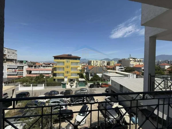 Tirane, jepet me qera apartament 2+1+Ballkon Kati 3, 110 m² 450 € (RRUGA INDUSTRIALE ARDENO)  UNA56884