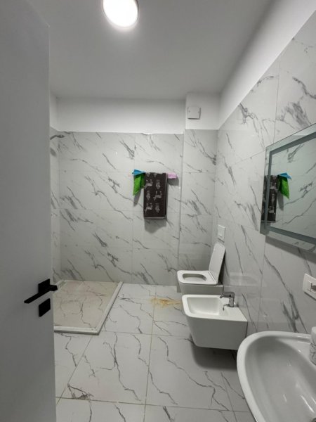 Tirane, jepet me qera apartament 2+1 Kati 5, 650 € 