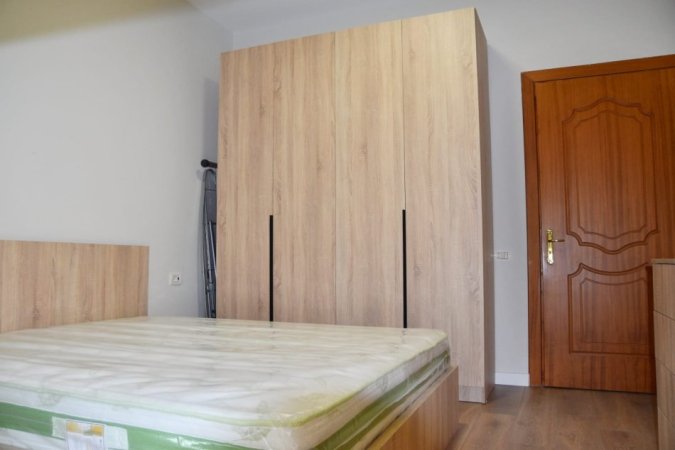 Tirane, jepet me qera apartament 1+1 , 62 m² 600 € (Petro Korcari)
