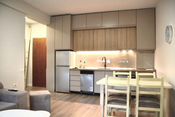 Tirane, jepet me qera apartament 1+1 , 62 m² 600 € (Petro Korcari)
